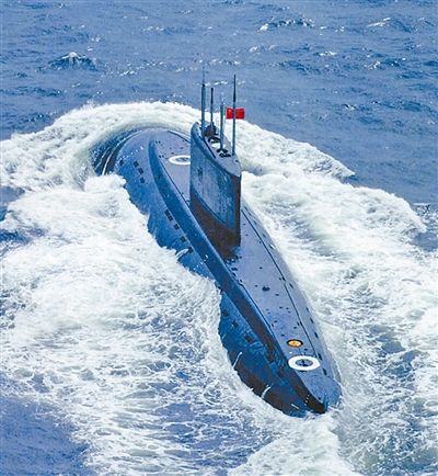 驱逐舰声呐在敲击   盛夏时节,笔者来到东海舰队某潜艇支队368艇采访