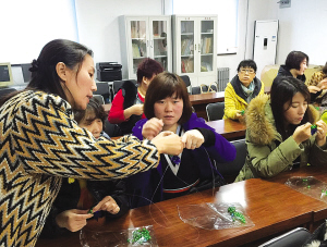丰年村街进行社区妇女手工技能培训何扬 摄