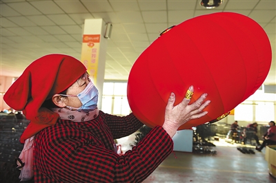 赶制灯笼迎春节_党建_共产党员网