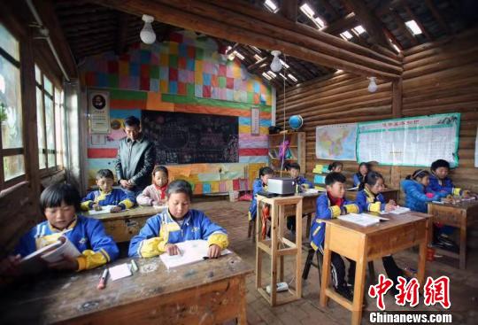 达祖小学三年级学生正在上语文课. 王磊 摄
