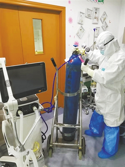 许德强在搬运氧气罐抢救病人