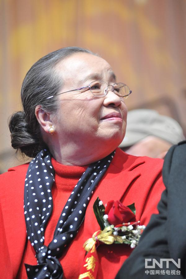 晚会刚一开场,主持人毕铭鑫和乔静就打趣到场嘉宾,接下来的各个环节